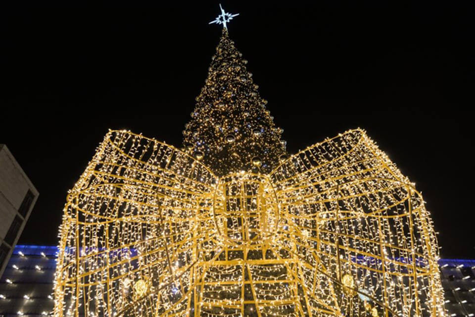 Cây thông và chiếc nơ ánh sáng khổng lồ tại thành phố Krakow, Ba Lan