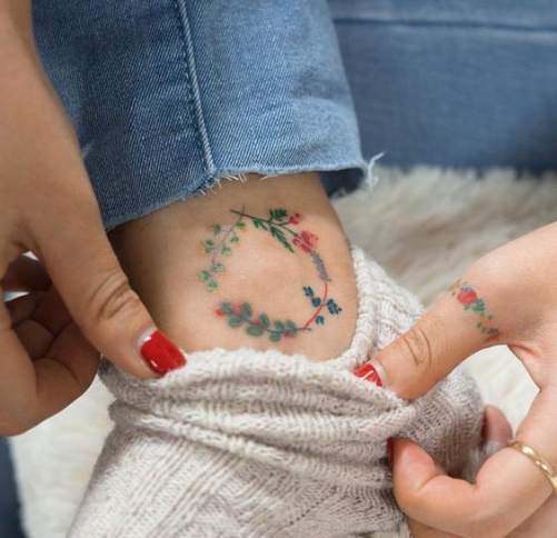 Hình xăm nghệ thuật tatoo mini vòng hoa dưới chân đẹp nhất