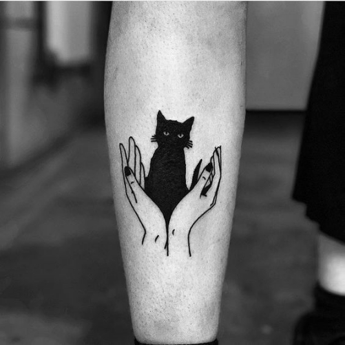 Hình xăm nghệ thuật tatoo mini con mèo đen trắng ở cổ tay