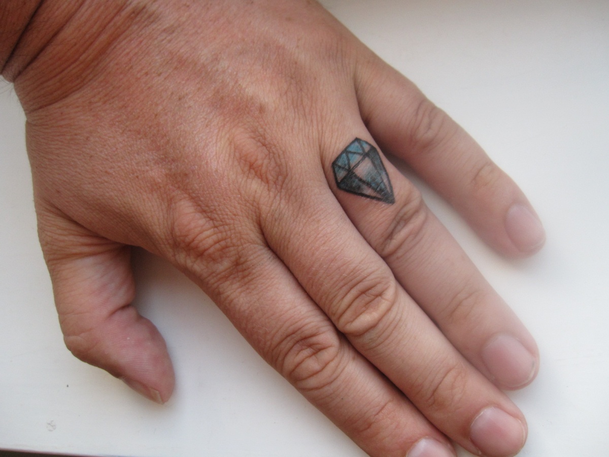 Un anillo conceptual: un diamante en el anular