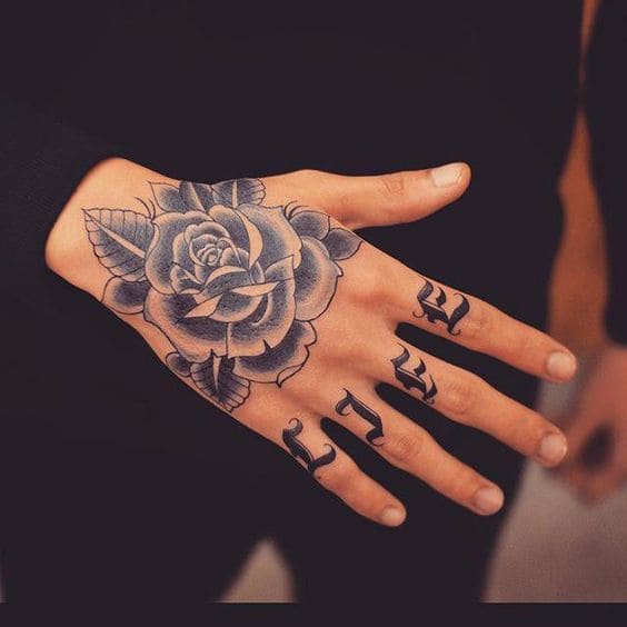 kiểu xăm hoa hồng trắng đen đẹp ở mu bàn tay