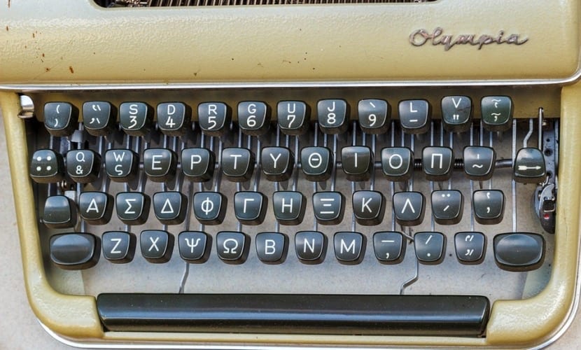 Máquina de escribir con alfabeto griego