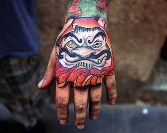 mẫu tattoo hình mặt quỷ ở mu bàn tay