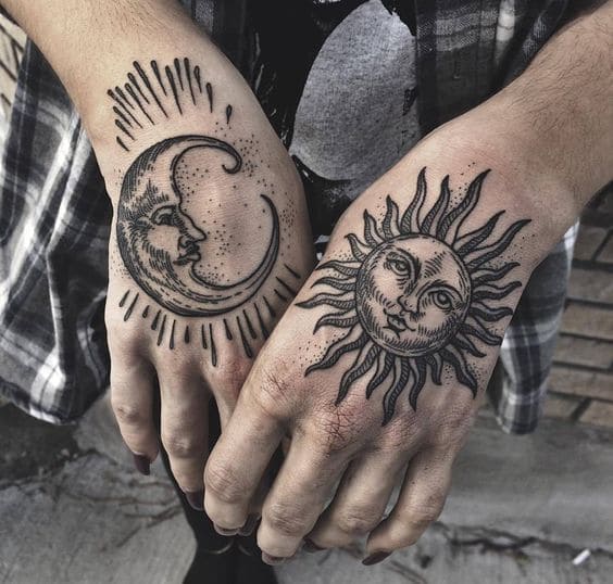 mẫu tattoo hình mặt trời và mặt trăng ở mu bàn tay