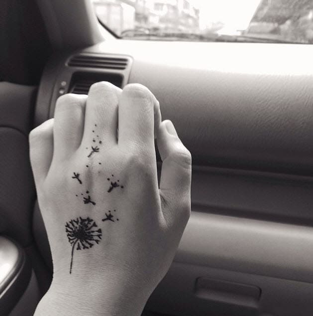 mẫu tattoo hoa bồ công anh mini trên mu bàn tay