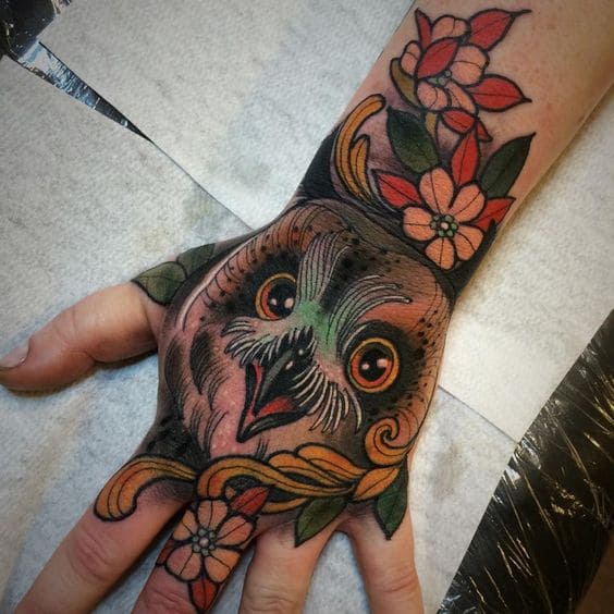tattoo hình con chim cú mèo sặc sỡ ở mu bàn tay
