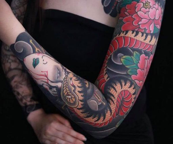 tattoo rắn và hoa mẫu đơn