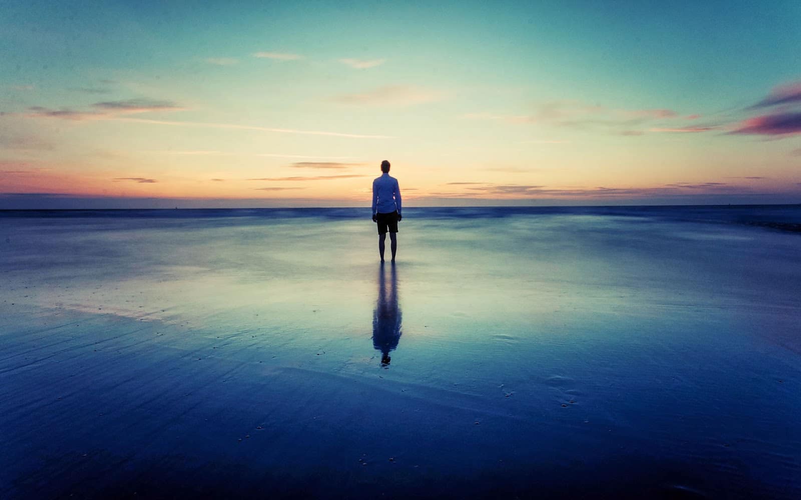 Chàng trai một mình đứng trước biển lớn