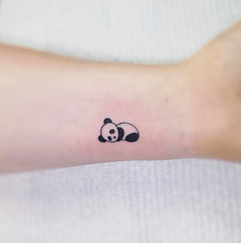 Hình tattoo gấu trúc nhỏ mini cute ở cổ tay