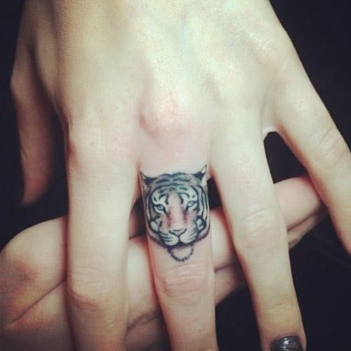 Hình tattoo hổ mini nhỏ trên ngón tay