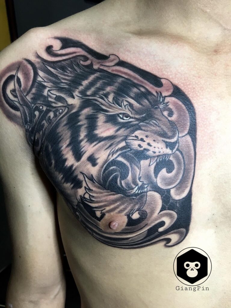 Hình tattoo hổ ở ngực nam