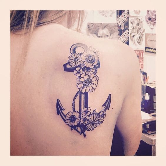 Kiểu tattoo mỏ neo ở lưng cho nữ