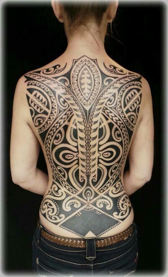 Kiểu xăm Maori kín lưng cho nữ