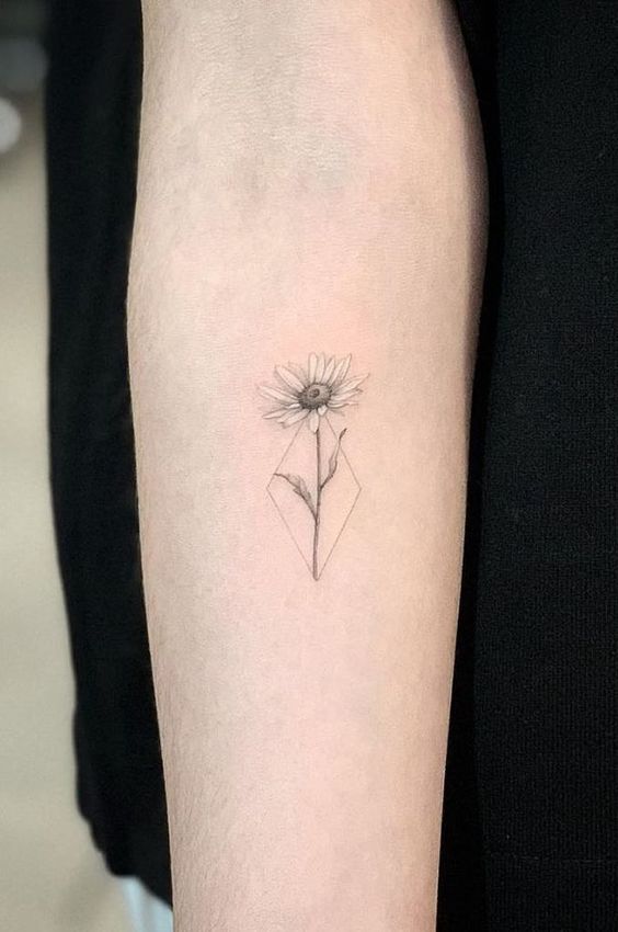 Tattoo bông cúc cực nhỏ xinh dễ thương trên tay
