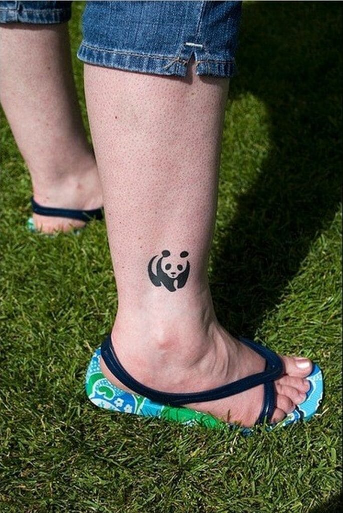 Tattoo chú gấu trúc nhỏ ở chân