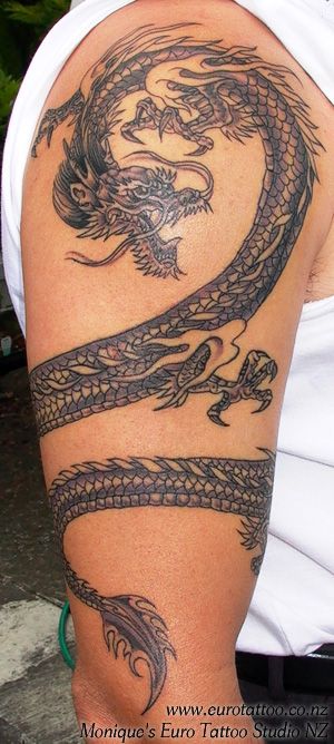 Tattoo con rồng quấn bắp tay