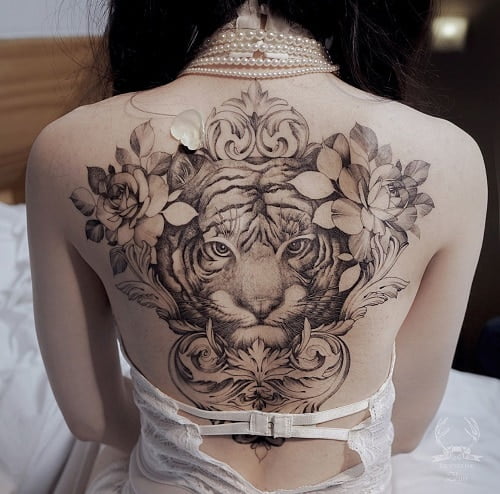 Tattoo full lưng ở nữ