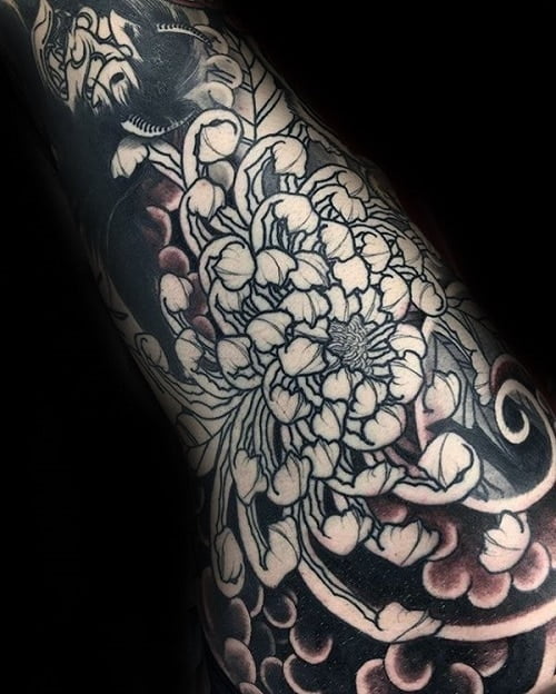 Tattoo hoa cúc kín chân