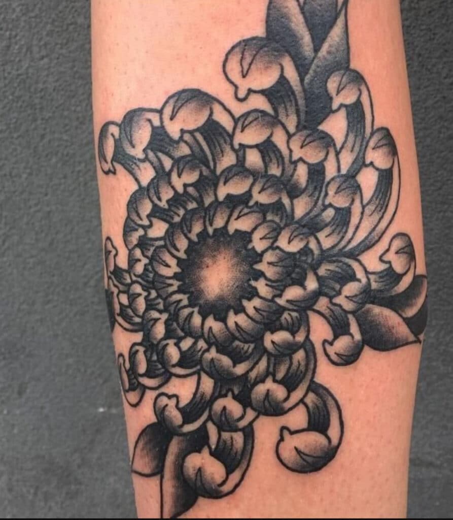 Tattoo hoa cúc ở chân độc đáo