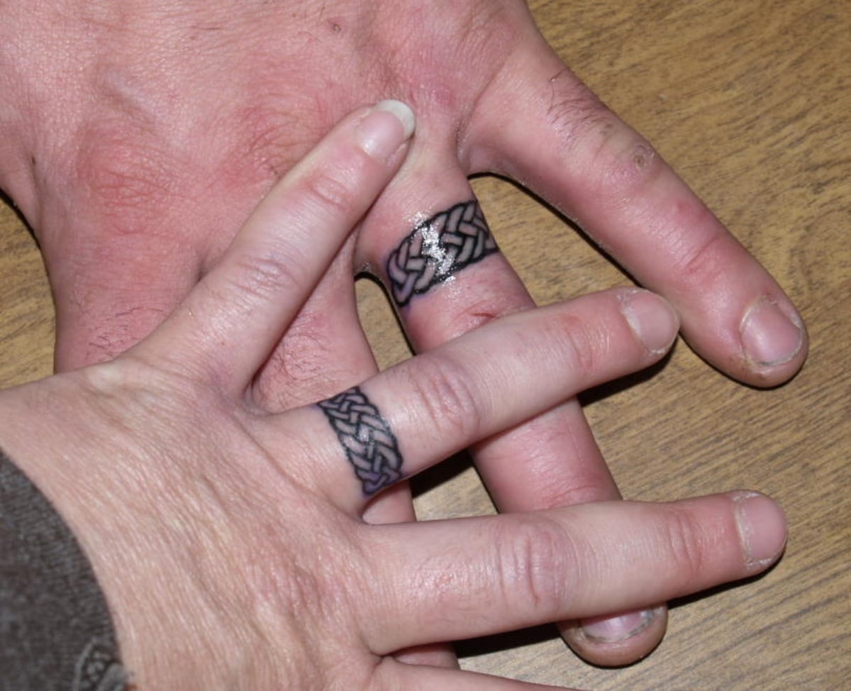 Tatuaje de anillos encadenados, una metáfora del compromiso