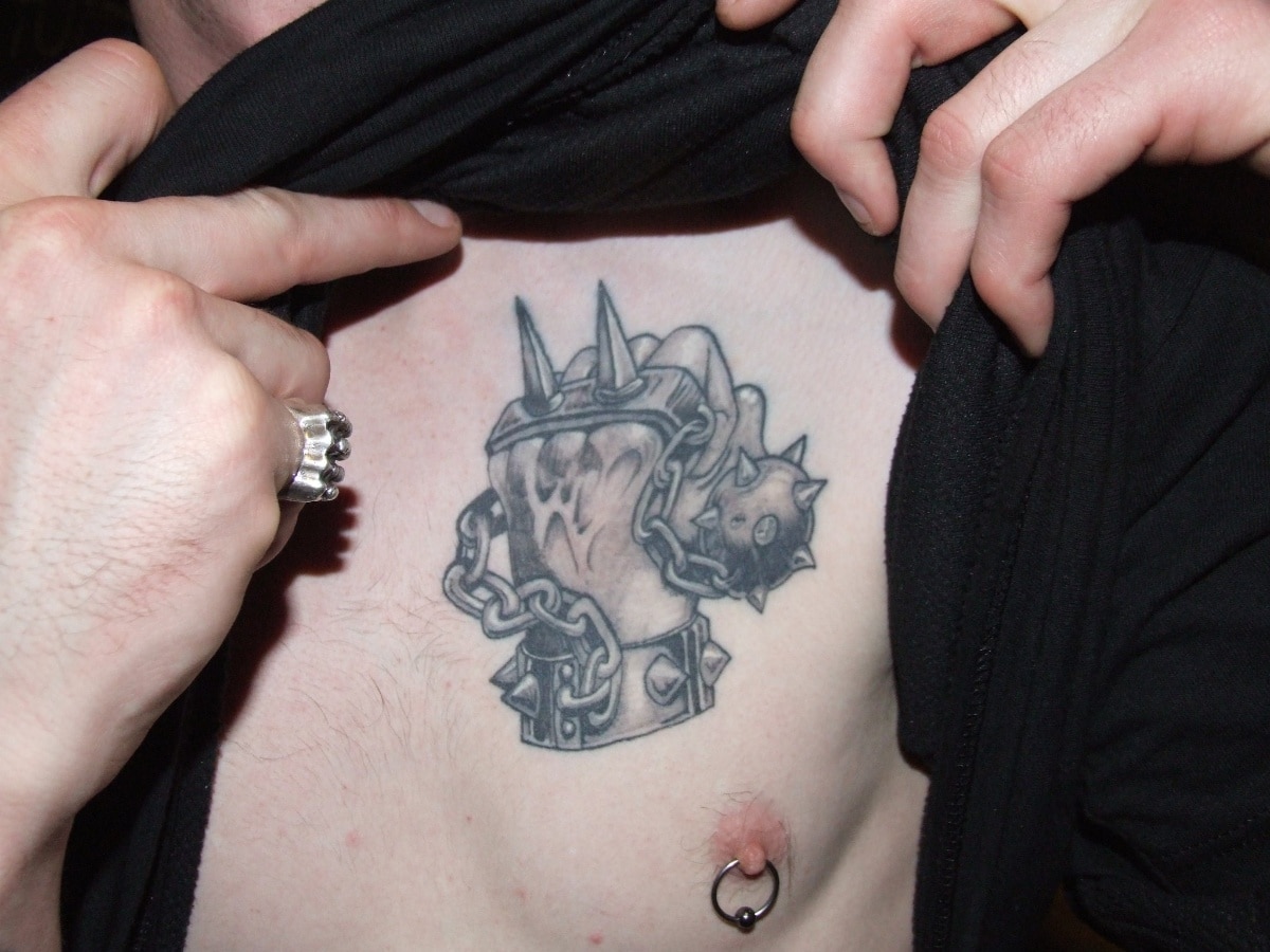 Tatuaje de anwl, su símbolo incluye unas cadenas
