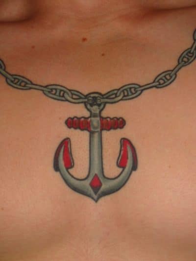 Tatuaje de cadena con ancla, simboliza astar atado a un sitio