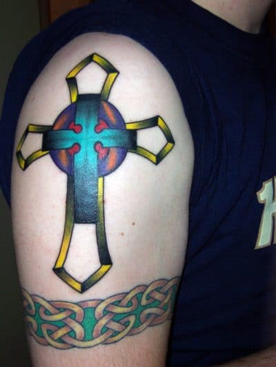 Tatuaje céltico en el brazo, la cadena es un símbolo del renacimiento