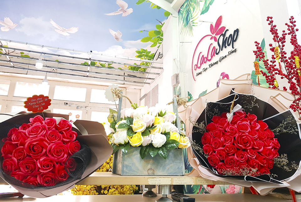 Chọn mua bó hoa chúc mừng 8/3 giá rẻ nhất tại Lala Shop