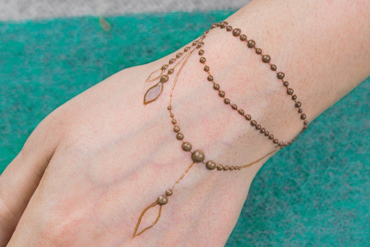 Tatuaje de henna, la cadena está hecha con circulitos y es más delicada