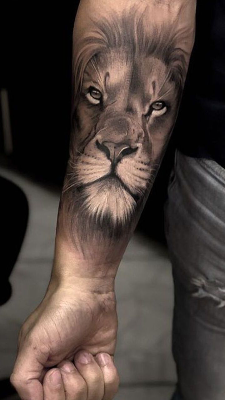 hình ảnh sư tử được xăm trên cánh tay người đàn ông - hình xăm nam giới - 2019 - elle man