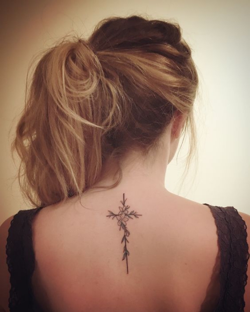 Hình xăm nghệ thuật tatoo mini hoa nhỏ ở lưng đẹp nhất