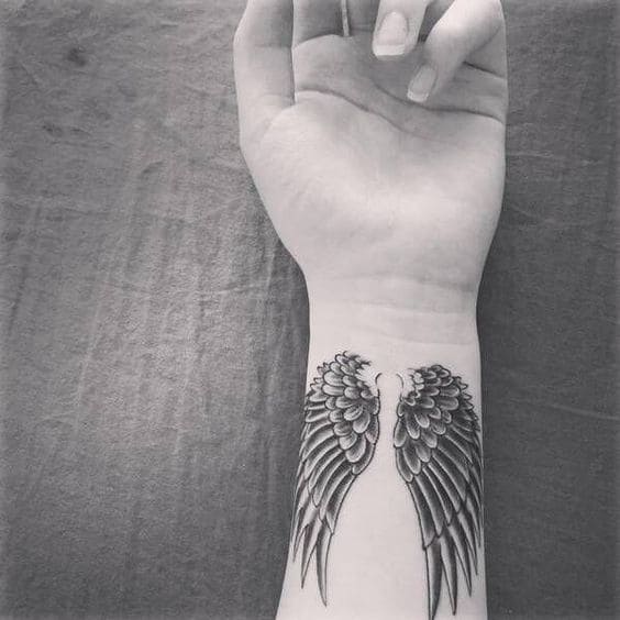 hình tattoo đôi cánh ở tay