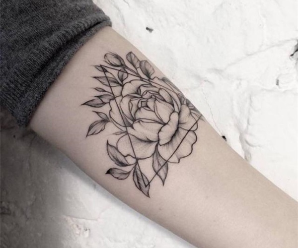 hình tattoo tam giác hoa hồng 