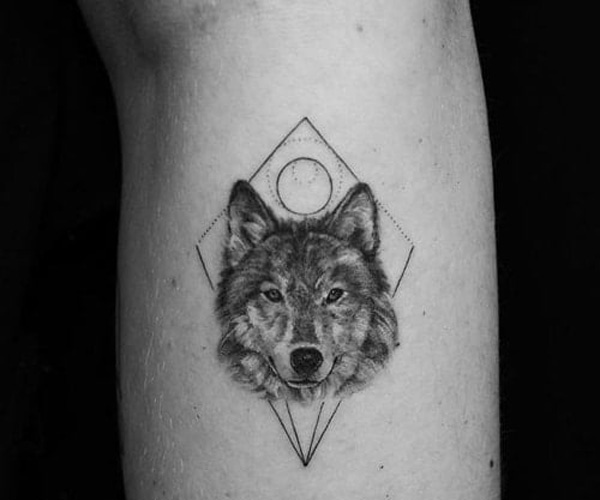hình tattoo tam giác sói
