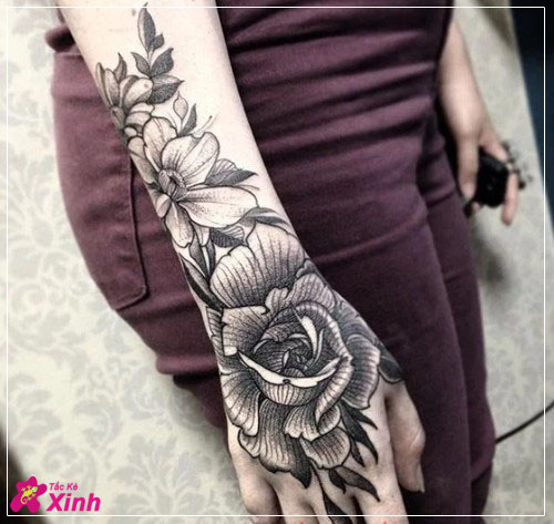 hình xăm hoa hồng ở cánh tay nữ