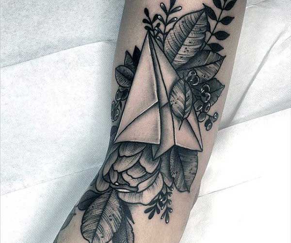 tattoo máy bay và hoa độc đáo