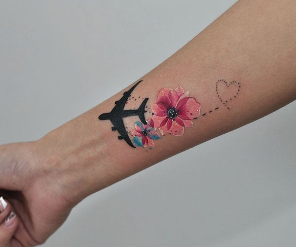 tattoo máy bay và hoa 