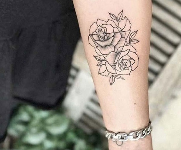 tattoo tam giác hoa hồng 