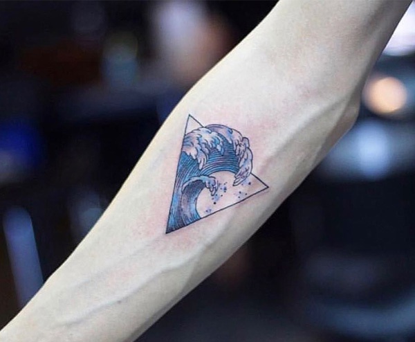 tattoo tam giác sóng biển 