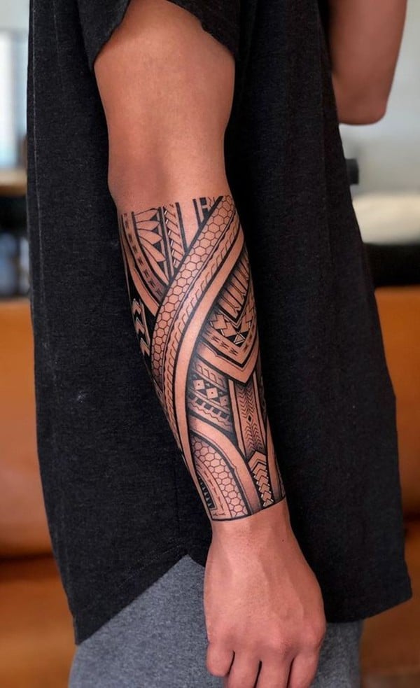xăm hình họa tiết maories trên tay