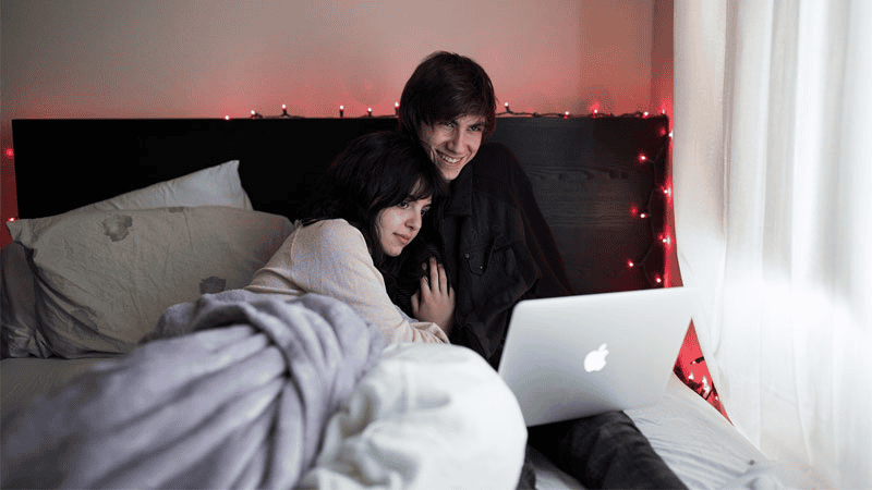 Netflix and chill là gì? Bạn Cần chuẩn bị gì? Những rủi ro có thể chưa biết