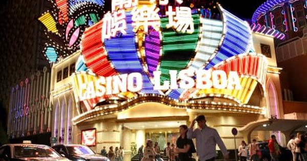 ao so mi hay vest trang phuc nao hop nhat khi vao casino 681e0834249c2